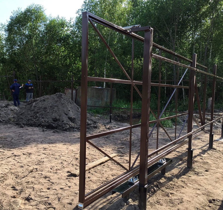 Варианты ворот на винтовых сваях в Мурманской области